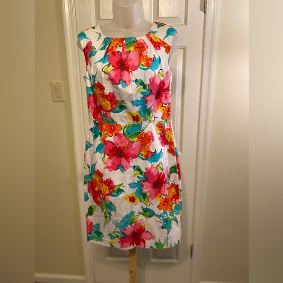 Spense Dresses & Skirts - Spense - Lovely white with floral pattern sleeveless sheath mini dress, Size: 4